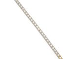 un gros plan d'un bracelet en argent et en or sur fond blanc