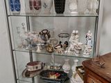 une vitrine en verre sur laquelle sont disposés de nombreux vases