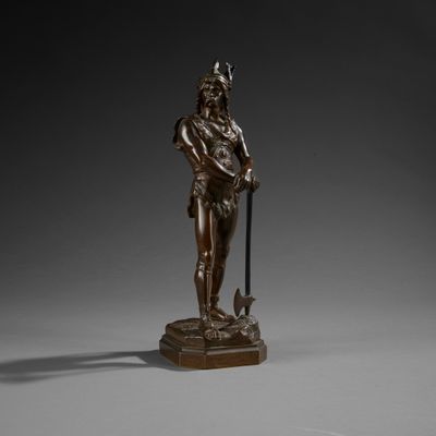 une statue en bronze représentant un homme tenant une épée et un bâton