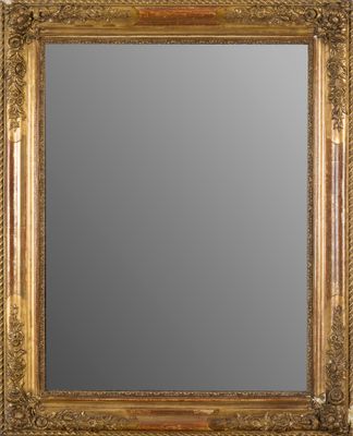 un miroir à cadre doré accroché à un mur sur fond blanc