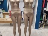 deux mannequins placés côte à côte dans un magasin