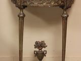 une petite table sur laquelle est posé un vase