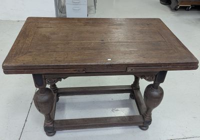 une table en bois surmontée d'un tiroir