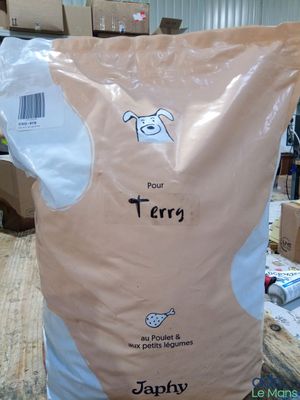 un grand sac de croquettes posé sur une table