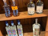une étagère en bois sur laquelle sont posées des bouteilles d'alcool