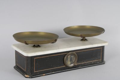 petite balance Roberval, l. 34 cm env.