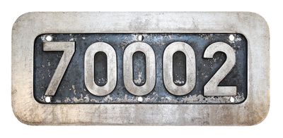 un gros plan d'une plaque métallique sur laquelle est inscrit le chiffre 7000