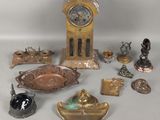 un grand nombre d'objets différents posés sur une table