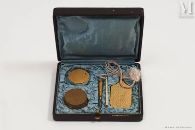 une boîte contenant un ensemble d'objets