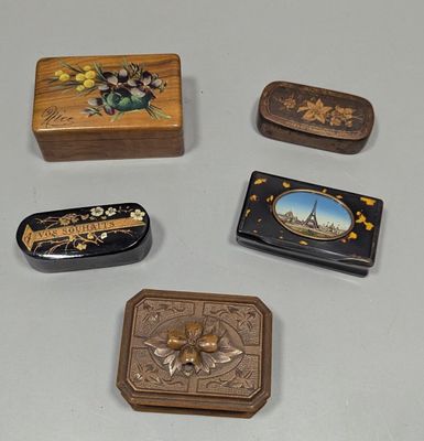 quatre petites boîtes en bois posées sur une table
