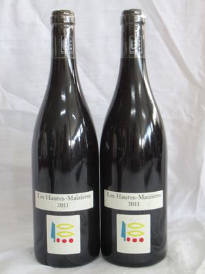 deux bouteilles de vin posées l'une à côté de l'autre sur une table