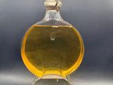l'image d'un flacon de parfum posé sur une table