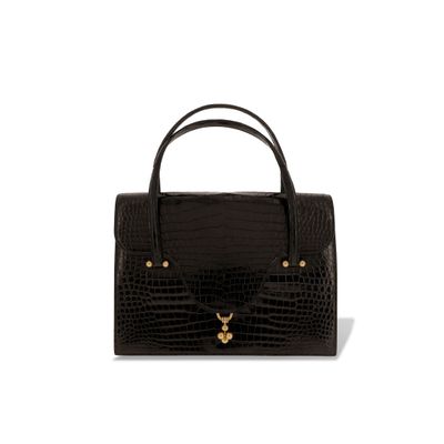 un sac à main en cuir de crocodile noir avec des finitions dorées
