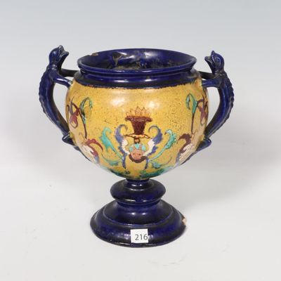 Coupe sur pied en faïence aux émaux polychromes, les anses f…