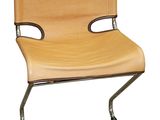une image représentant une chaise en bois avec une structure métallique sur fond blanc
