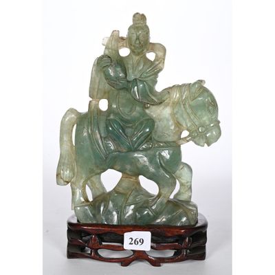 figurine chinoise en jade sculpté représentant un homme à cheval