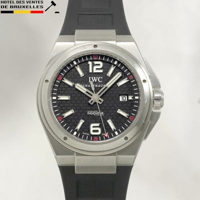 a picture of a wrist watch with a black dial