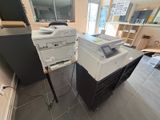 deux imprimantes posées sur un bureau dans une pièce