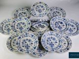 de nombreuses assiettes bleues et blanches disposées ensemble sur une table