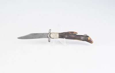 un couteau posé sur un morceau de bois
