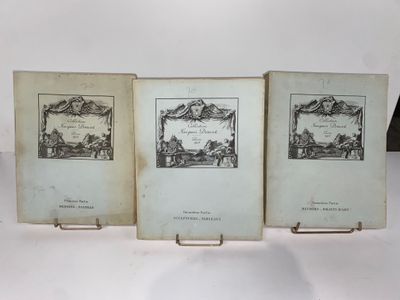 trois vieux livres posés sur une table l'un à côté de l'autre