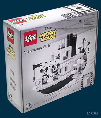 Coffret de construction « Mickey Mouse : Steamboat Willie » dans une boîte sur fond bleu