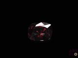 un gros plan d'un diamant rouge sur fond noir