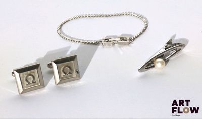une photo d'un collier, d'un bracelet et d'une bague posés sur un fond blanc