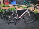 un vélo garé à côté d'une jardinière