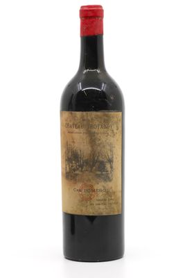 une vieille bouteille de vin posée sur une surface blanche