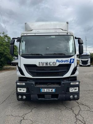 un camion blanc garé sur le bord de la route