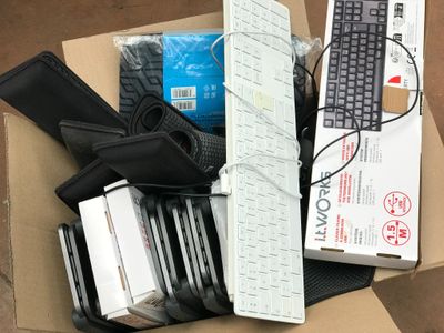 une boîte contenant un clavier, une souris et d'autres objets