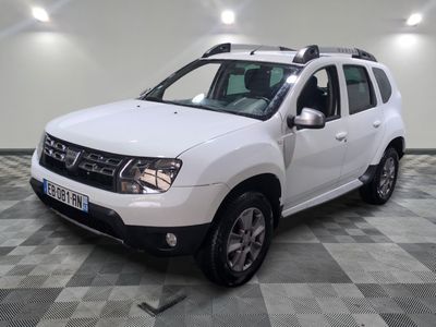 une photo d'une dacia blanche garée dans une pièce