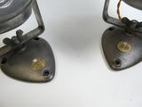 deux lampes posées sur une table blanche
