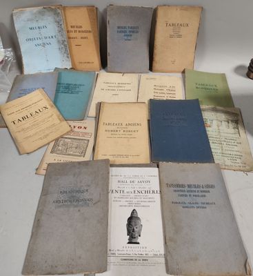 beaucoup de vieux livres posés sur une table blanche
