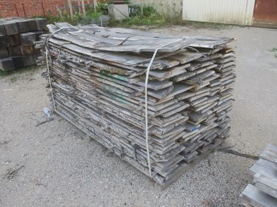 un tas de bois posé au milieu de la rue