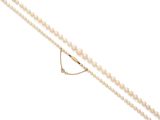 un gros plan sur un collier de perles orné d'un pendentif en forme de cœur