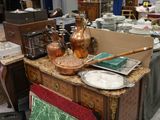 une table sur laquelle se trouvent de nombreux objets