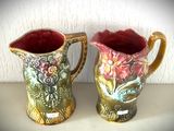deux vases posés sur une table