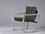 une chaise blanche avec une assise rayée et un coussin rayé noir et blanc
