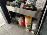 une étagère en métal sur laquelle sont posés tout un tas d'objets
