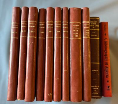 six livres sont empilés sur une table