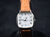 gros plan d'une montre avec des chiffres romains sur le cadran