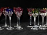 six verres à vin sont alignés sur un fond noir
