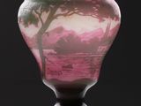 un vase avec un tableau posé sur une table