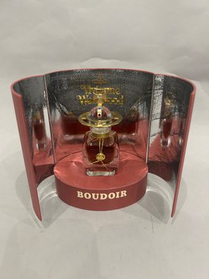 une photo d'un flacon de parfum Boudour dans une vitrine