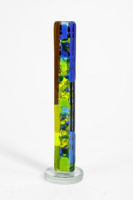 une photo d'un vase en verre orné d'un motif coloré