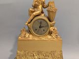 une horloge en or posée sur une table