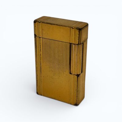 S.D. Dupont. Briquet en métal doré à décor strié.