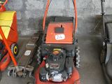 trois tondeuses à gazon sont alignées les unes à côté des autres